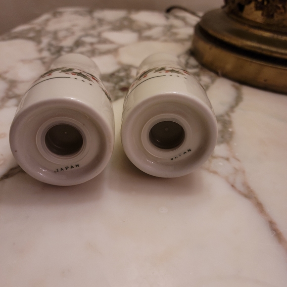 Vintage Holly Salt and Pepper Shakers made in Japan - Picture 3 of 3